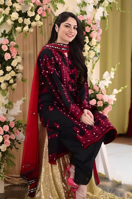 The timeless elegant queen, Neelam Munir, always keeps it very pretty in her Eid fashion with a traditional wear showcase. 