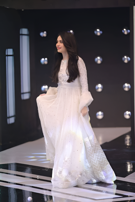 Neelam Muneer is mostly seen donned in exquisite evening gowns for the occasion of glam, just in the right doses. 